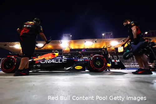 Max Verstappen in pits tijdens kwalificatie GP Bahrein 2022 (Red Bull Content Pool / Getty Images)