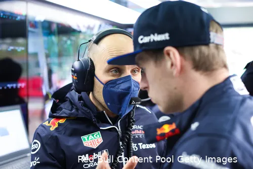 Verstappen en zijn engineer Lambiase.