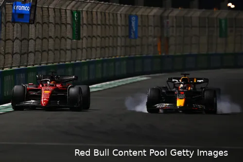 <i>Charles Leclerc en Max Verstappen trappen op de rem vóór het DRS-detectiepunt op Jeddah Corniche Circuit. Ze wilden allebei de witte streep (te zien aan de onderkant van de foto) niet als eerste passeren. (Foto: Red Bull Content Pool/Getty Images)</i>