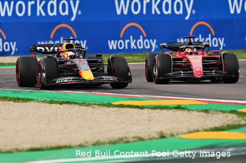 Max Verstappen en Charles Leclerc vechten om de overwinning in de sprintrace in Imola vorig seizoen.