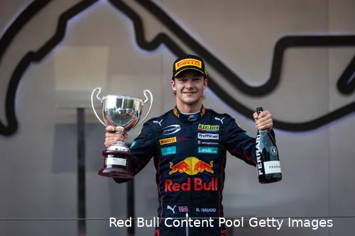 <i>Dennis Hauger wint in de straten van Monaco voor Prema.</i>