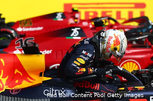 <i>Max Verstappen scheidt in Barcelona de twee Ferrari's - Charles Leclerc begint van poleposition, teamgenoot Carlos Sainz vanaf P3.</i>