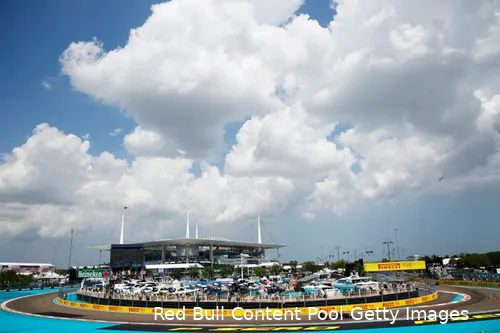 Bocht 7, de 180-gradenbocht waarna de coureurs sector 2 ingaan. Voor deze bocht bevindt zich een deel met drie snelle bochten, bochten 4, 5 en 6.