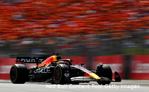 De RB18 van Max Verstappen met dunnere achtervleugelklep. De grotere koorden (langgerekte welvingen) van de voorvleugel zijn duidelijk te zien. (Bron: Red Bull Content Pool / Getty Images)