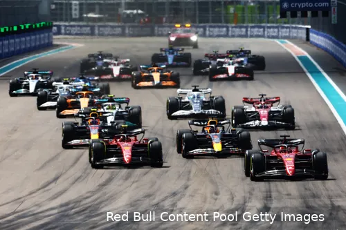 <i>Als derde gestart slaat Verstappen bij de start al toe: hier zet hij een inhaalactie buitenom bij Sainz op.</i>