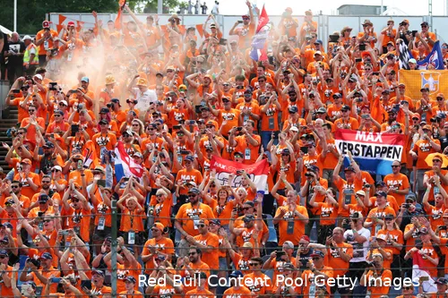 <i>Oranjefans rukten massaal uit naar Circuit Zandvoort om Max Verstappen te steunen.</i>
