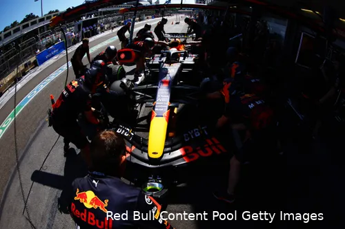 <i>Voor de monteurs van Red Bull was er voldoende werk aan de winkel.</i>