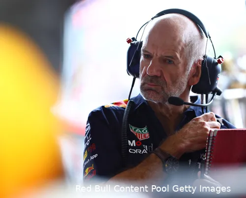 <i>Het contract van de topingenieur van Red Bull Racing ligt onder een vergrootglas.</i>