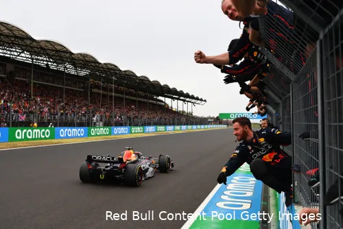 <i>Verstappen spinde tijdens de Grand Prix van Hongarije, maar desondanks bleef het Pirelli-rubber intact en wist de Red Bull Racing-coureur de race te winnen. (Foto: Red Bull Content Pool)</i>