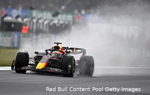 Max Verstappen in actie tijdens de natte kwalificatie op Silverstone voor de Grand Prix van Groot-Brittannië.