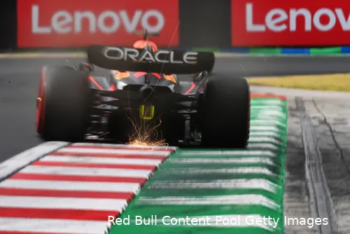 <i>De bloedsnelle Verstappen in bocht vier op de Hungaroring (Bron: Red Bull Content Pool / Getty Images)</i>