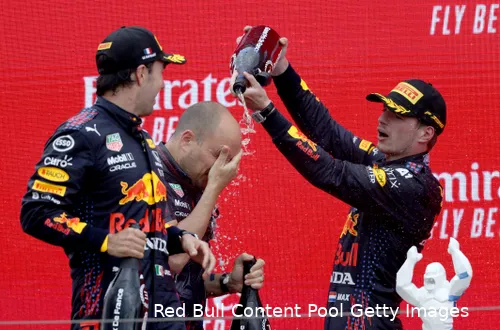<i>Max Verstappen en Sergio Pérez pakten een dubbelpodium in 2021, met Lewis Hamilton op P2 tussen ze in.</i>