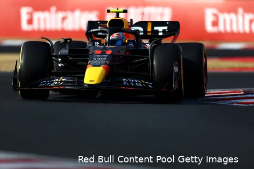 Sergio
Pérez tijdens een geklokte ronde tijdens
de kwalificatie voor de Grand Prix van Hongarije 2022 (Foto: Red Bull Content
Pool / Getty Images)