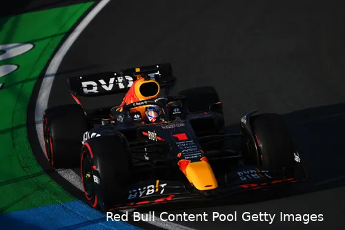 <i>Verstappen zoekt de witte lijn op aan de buitenkant van de Hugenholtzbocht.</i>