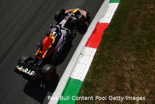 Max Verstappen tijdens de kwalificatie voor de Grand Prix van Italië 2022 op Monza, met grote achtervleugel (Foto:
Red Bull Content Pool / Getty Images)