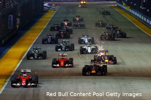 <i>Op de achtergrond staat de bolide van Max Verstappen stil, terwijl de rest van het veld richting bocht 1 sprint. (Foto: Red Bull Content Pool)</i>