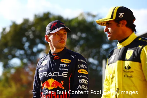 Verstappen in gesprek met Sainz na afloop van de kwalificatie, beide coureurs zullen veel moeten gaan inhalen<br>