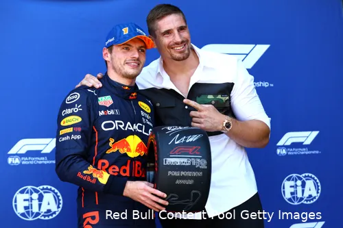Verstappen en Verhoeven poseren met Pirelli-band na behalen poleposition voor de Grand Prix van Nederland<br>