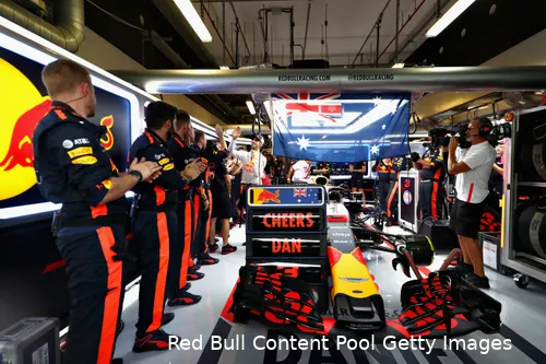 <i>Red Bull Racing bedankt Daniel Ricciardo in Abu Dhabi (2018) voor zijn jaren bij het team. Na die Grand Prix vertrok hij naar Renault. (Red Bull Content Pool/Getty Images)</i>