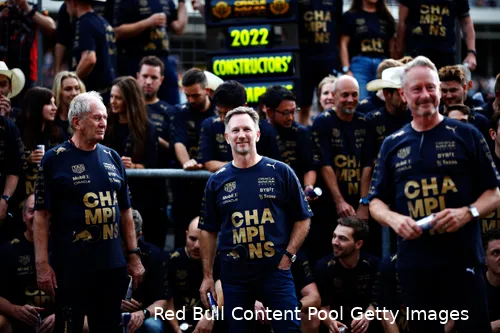 Helmut Marko en Red Bull Racing-teambaas Christian Horner vierden de vijfde constructeurstitel van Red Bull tijdens de GP van de Verenigde Staten 2022.