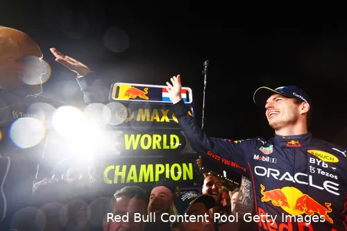 <i>Er was even verwarring, maar bij Red Bull Racing mocht de champagne ontkurkt worden voor een heus titelfeestje.</i>