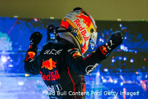 <i>Voor de tweede keer dit seizoen gaat de zege naar Sergio Pérez.</i>