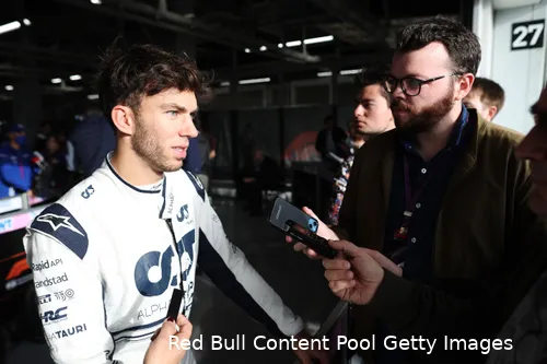 Pierre Gasly legt aan de media uit wat er gebeurde tijdens de kwalificatie GP Japan.