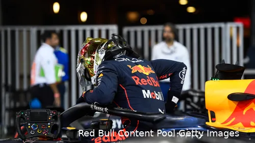 Verstappen stapt uit na poleposition tijdens de kwalificatie F1 Grand Prix van Abu Dhabi 2022.