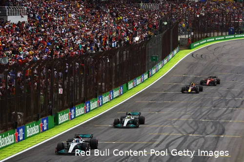George Russell en Lewis Hamilton lagen vrijwel de gehele GP Brazilië aan kop van het veld.