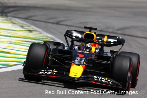 Max Verstappen bezig met longruns op de zachte band tijdens VT2.