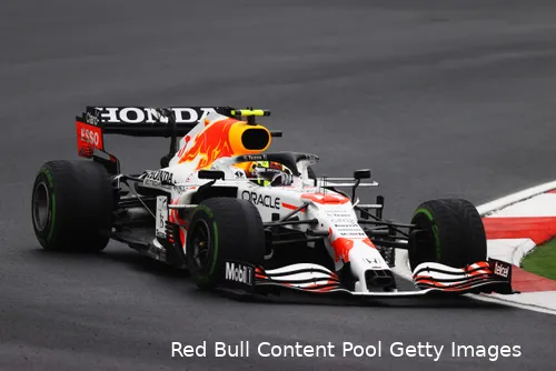 <i>Red Bull Racing eerde in 2021 Honda met een witte livery. Herkenbaar is de Japanse vlag, die in het midden een rode stip heeft, net zoals de RB16B. (Foto: Red Bull Content Pool/Getty Images)</i>