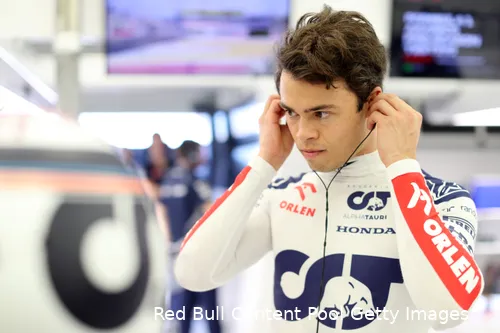 <i>Nyck de Vries hoeft het dit seizoen niet meer te doen met een training hier en daar, maar kan het volledige seizoen aan de werk (Foto:
Red Bull Content Pool / Getty Images).</i>