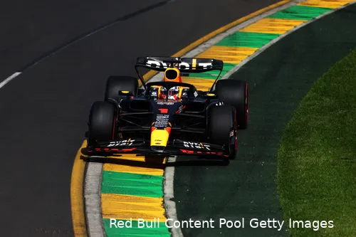 Ondanks wat moeilijkheden reed Verstappen wel naar de snelste tijd in VT1.