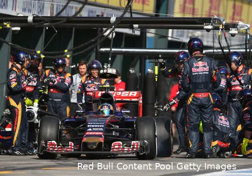 Carlos Sainz verloor een halve minuut bij de pitstop van zijn debuutrace.