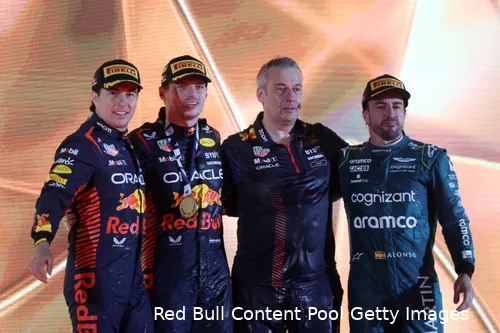 <i>Fernando Alonso sluit aan bij de Red Bull-coureurs voor zijn 99e podium.</i>