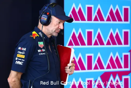 Newey met zijn rode notitieboek in de garage bij Red Bull. (Foto: Red Bull Content Pool/Getty Images).
