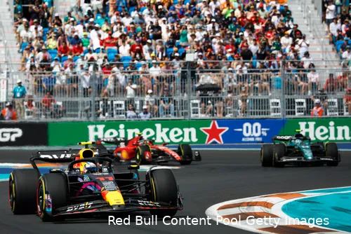 De gele banden van Pérez begonnen sneller door te zakken dan verwacht. (foto: Red Bull Content Pool/Getty Images)