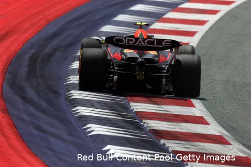 <i>Vooral bij het uitkomen van de laatste bocht zochten de coureurs het randje op.</i>