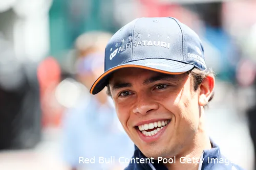 <i>De Vries kwam zelf ook even uit naast Max Verstappen in de koningsklasse.</i>