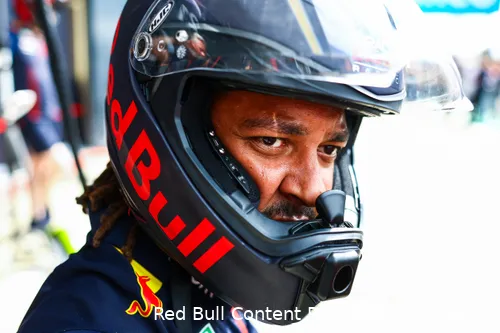 <i>Calum Nicholas: motortechnicus, lid van de snelste pit crew ter wereld, en vader (Bron:&nbsp;Red Bull Content Pool / Getty Images).</i>