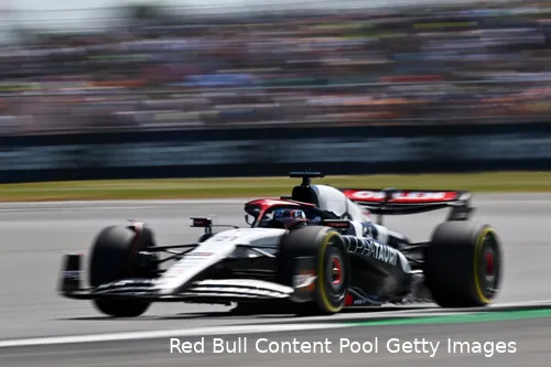 De Vries in het Britse zonnetje op de vrijdag in Silverstone. (Foto: Red Bull Content Pool/Getty Images)
