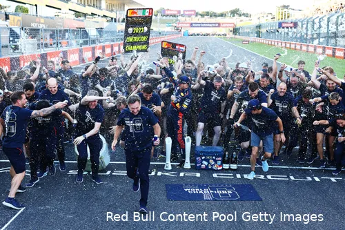 <i>Op zondag was het alleen Max Verstappen die Red Bull Racing het kampioenschap kon bezorgen.&nbsp;</i>