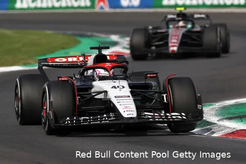 <i>Liam Lawson en Zhou Guanyu in de Ascari-chicane.</i>