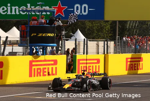<i>Max Verstappen wordt afgevlagd als winnaar in Monza.</i>