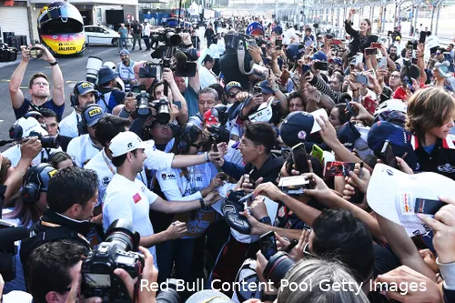 <i>Pérez wordt belaagd door fans tijdens het Grand Prix-weekend in Mexico. (Foto: Red Bull Content Pool/Getty Images)</i>