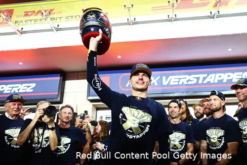 Max Verstappen, drievoudig wereldkampioen, in ongenaakbare stijl.