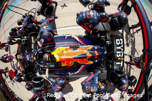Red Bull hanteerde een tweestopper om Verstappen naar P1 te krijgen. (Foto: Red Bull Content Pool/Getty Images)