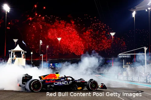 Verstappen heeft in 2023 negentien keer de champagnefles der overwinning aan zijn lippen mogen zetten. (Foto: Red Bull Content Pool/Getty Images)