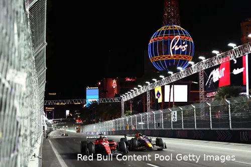 Verstappen en Leclerc over The Strip in 2023.