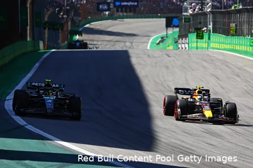 <i>Hamilton zag in Brazilië de een na de ander passeren, waaronder ook Pérez.</i>